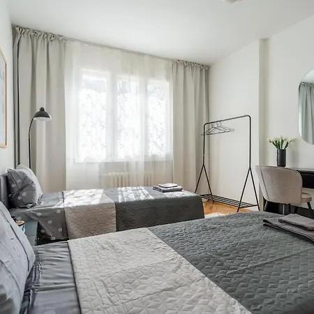 Modern And Calm 2bdrm In Centre Софія