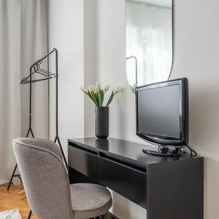 Modern And Calm 2bdrm In Centre Софія