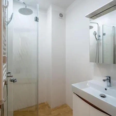 Апартаменти Modern And Calm 2bdrm In Centre *