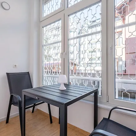 Modern And Calm 2bdrm In Centre Софія