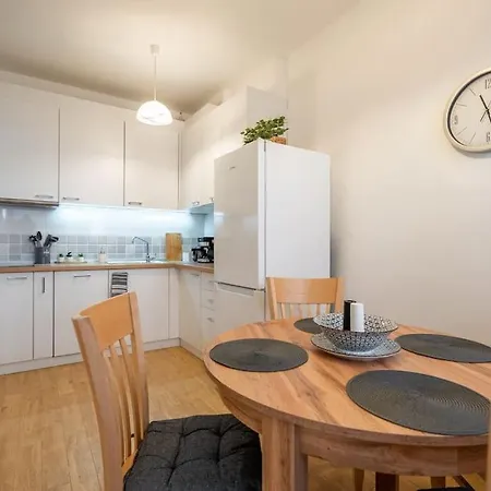 Modern And Calm 2bdrm In Centre Apartment