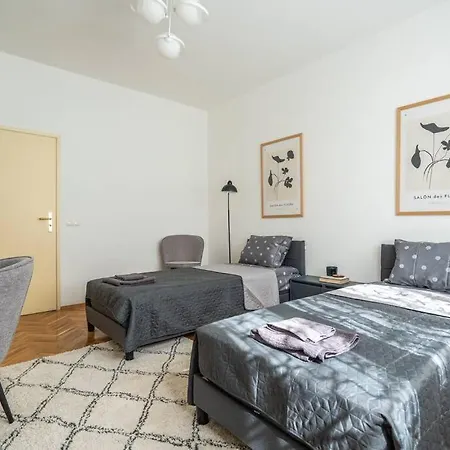 Modern And Calm 2bdrm In Centre Apartment *